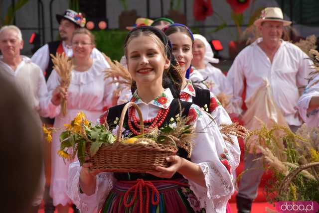 [WIDEO, FOTO] Uroczysty korowód i tradycyjne obrzędy rozpoczęły Dożynki Wojewódzkie w Szczepanowie