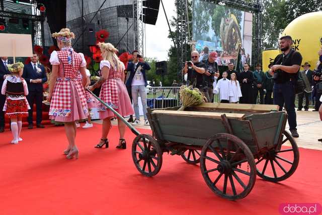 [WIDEO, FOTO] Uroczysty korowód i tradycyjne obrzędy rozpoczęły Dożynki Wojewódzkie w Szczepanowie