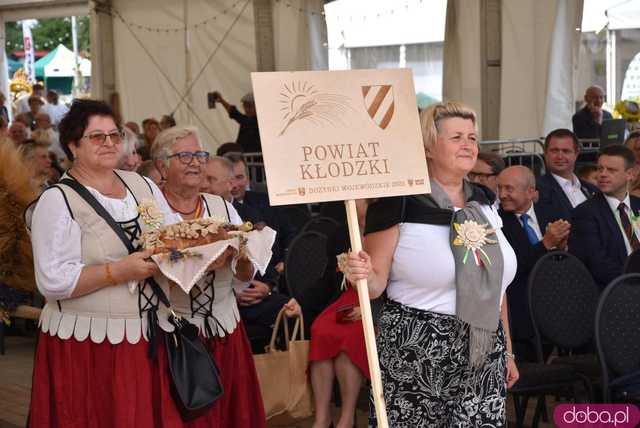 [WIDEO, FOTO] Uroczysty korowód i tradycyjne obrzędy rozpoczęły Dożynki Wojewódzkie w Szczepanowie