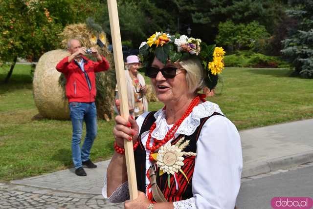 [WIDEO, FOTO] Uroczysty korowód i tradycyjne obrzędy rozpoczęły Dożynki Wojewódzkie w Szczepanowie