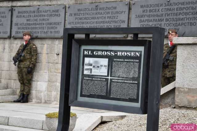 [WIDEO, FOTO] Upamiętniono ofiary II wojny światowej w Muzeum Gross-Rosen