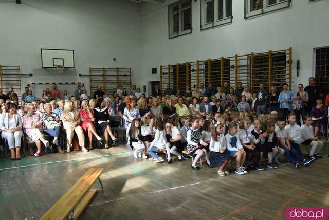 [FOTO] Świdniccy uczniowie rozpoczęli rok szkolny. Za nami uroczystość w SP nr 4