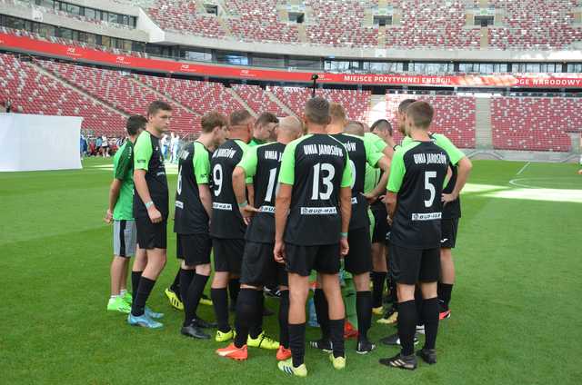 Piłkarska drużyna Unii Jaroszów w finałowym turnieju „Sudety Cup”