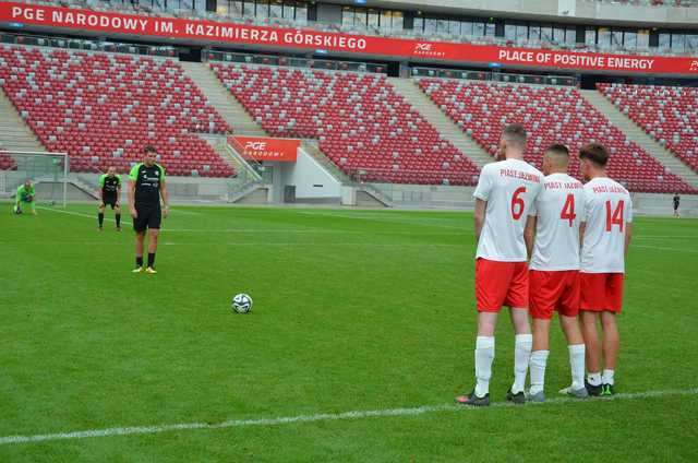 Piłkarska drużyna Unii Jaroszów w finałowym turnieju „Sudety Cup”