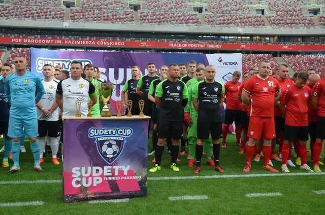 Piłkarska drużyna Unii Jaroszów w finałowym turnieju „Sudety Cup”