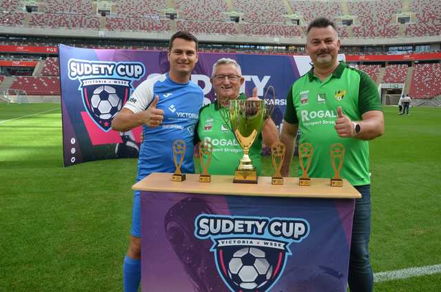 Piłkarska drużyna Unii Jaroszów w finałowym turnieju „Sudety Cup”