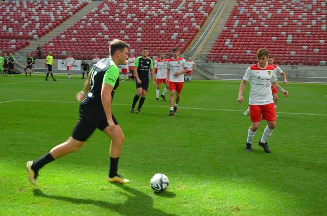 Piłkarska drużyna Unii Jaroszów w finałowym turnieju „Sudety Cup”
