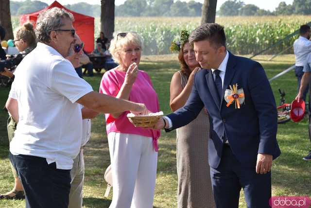[WIDEO, FOTO] Mieszkańcy gminy Żarów dziękują za plony. Uroczysty korowód rozpoczął dożynki gminne w Imbramowicach