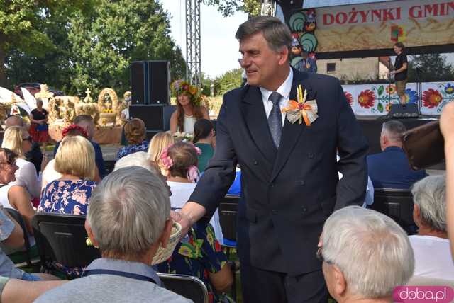 [WIDEO, FOTO] Mieszkańcy gminy Żarów dziękują za plony. Uroczysty korowód rozpoczął dożynki gminne w Imbramowicach