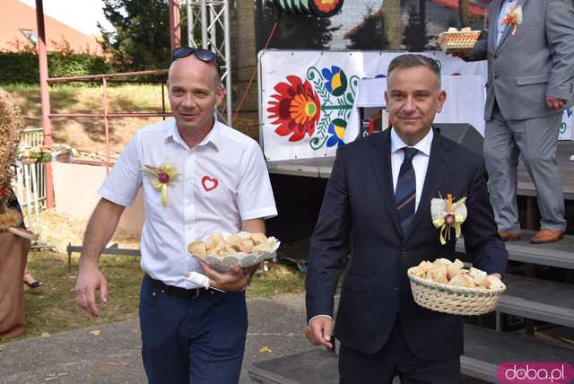 [WIDEO, FOTO] Mieszkańcy gminy Żarów dziękują za plony. Uroczysty korowód rozpoczął dożynki gminne w Imbramowicach