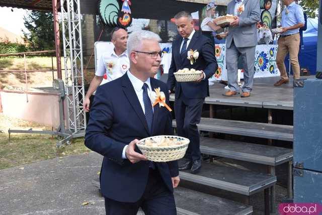[WIDEO, FOTO] Mieszkańcy gminy Żarów dziękują za plony. Uroczysty korowód rozpoczął dożynki gminne w Imbramowicach