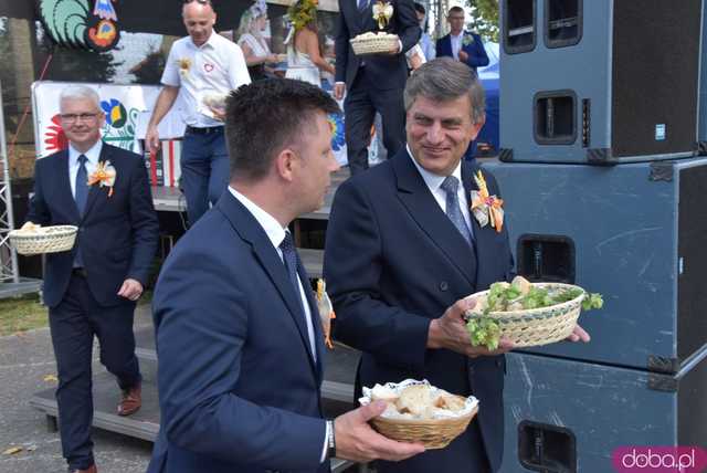 [WIDEO, FOTO] Mieszkańcy gminy Żarów dziękują za plony. Uroczysty korowód rozpoczął dożynki gminne w Imbramowicach