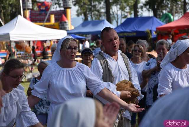 [WIDEO, FOTO] Mieszkańcy gminy Żarów dziękują za plony. Uroczysty korowód rozpoczął dożynki gminne w Imbramowicach