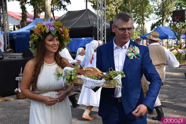 [WIDEO, FOTO] Mieszkańcy gminy Żarów dziękują za plony. Uroczysty korowód rozpoczął dożynki gminne w Imbramowicach
