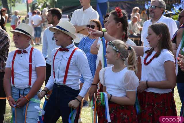 [WIDEO, FOTO] Mieszkańcy gminy Żarów dziękują za plony. Uroczysty korowód rozpoczął dożynki gminne w Imbramowicach