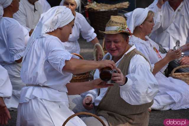 [WIDEO, FOTO] Mieszkańcy gminy Żarów dziękują za plony. Uroczysty korowód rozpoczął dożynki gminne w Imbramowicach