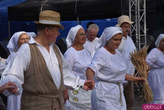 [WIDEO, FOTO] Mieszkańcy gminy Żarów dziękują za plony. Uroczysty korowód rozpoczął dożynki gminne w Imbramowicach