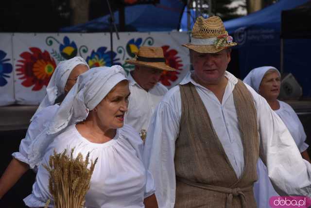 [WIDEO, FOTO] Mieszkańcy gminy Żarów dziękują za plony. Uroczysty korowód rozpoczął dożynki gminne w Imbramowicach
