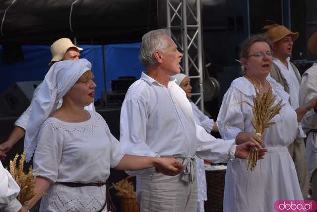 [WIDEO, FOTO] Mieszkańcy gminy Żarów dziękują za plony. Uroczysty korowód rozpoczął dożynki gminne w Imbramowicach