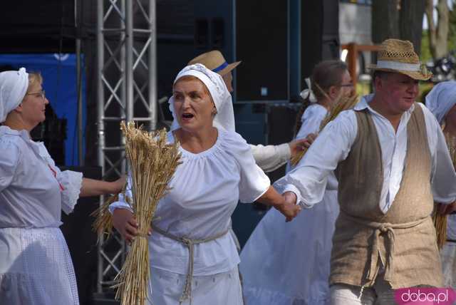 [WIDEO, FOTO] Mieszkańcy gminy Żarów dziękują za plony. Uroczysty korowód rozpoczął dożynki gminne w Imbramowicach