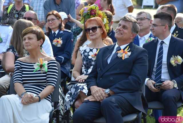 [WIDEO, FOTO] Mieszkańcy gminy Żarów dziękują za plony. Uroczysty korowód rozpoczął dożynki gminne w Imbramowicach