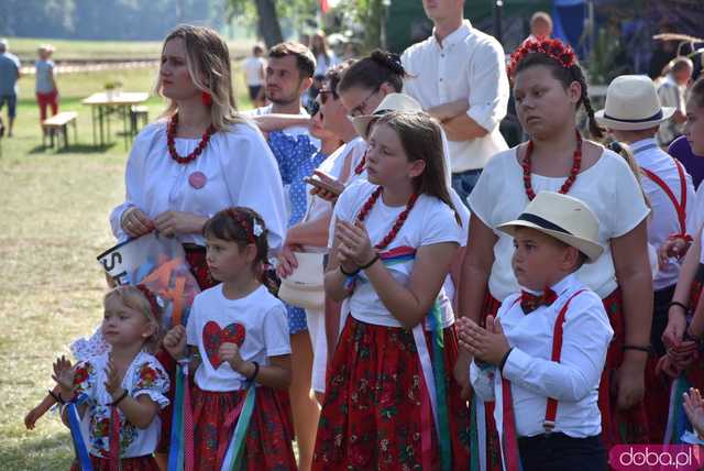 [WIDEO, FOTO] Mieszkańcy gminy Żarów dziękują za plony. Uroczysty korowód rozpoczął dożynki gminne w Imbramowicach