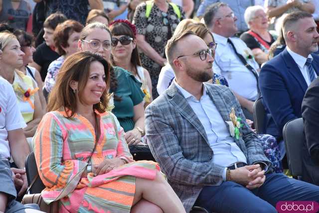 [WIDEO, FOTO] Mieszkańcy gminy Żarów dziękują za plony. Uroczysty korowód rozpoczął dożynki gminne w Imbramowicach