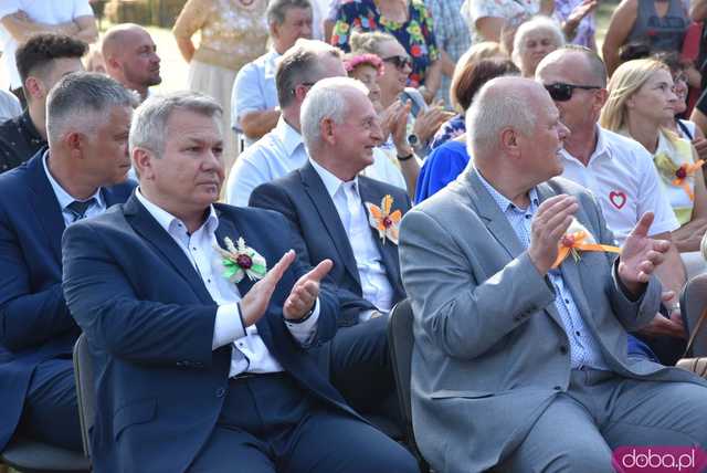 [WIDEO, FOTO] Mieszkańcy gminy Żarów dziękują za plony. Uroczysty korowód rozpoczął dożynki gminne w Imbramowicach
