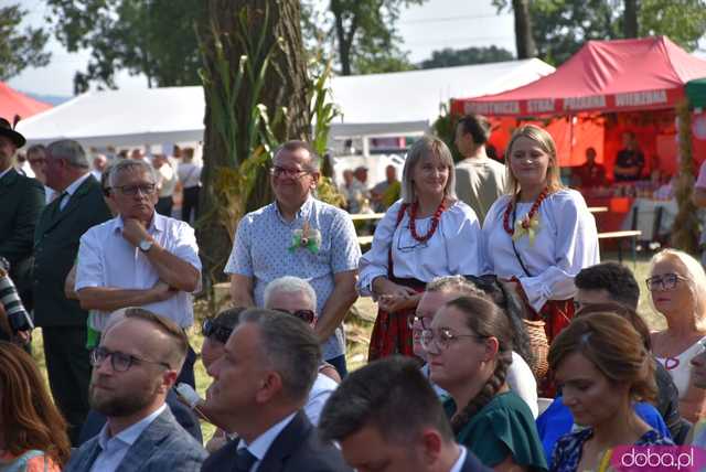 [WIDEO, FOTO] Mieszkańcy gminy Żarów dziękują za plony. Uroczysty korowód rozpoczął dożynki gminne w Imbramowicach