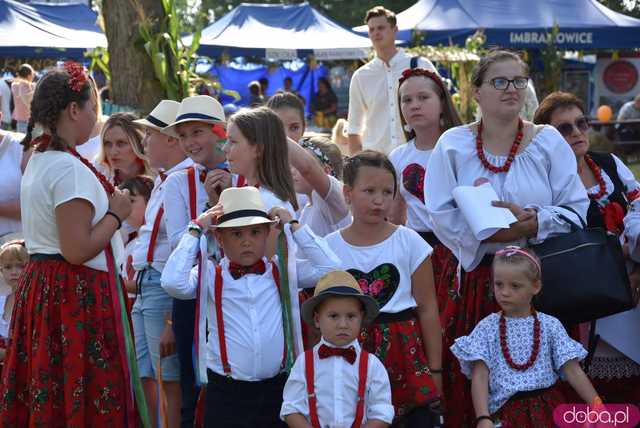 [WIDEO, FOTO] Mieszkańcy gminy Żarów dziękują za plony. Uroczysty korowód rozpoczął dożynki gminne w Imbramowicach