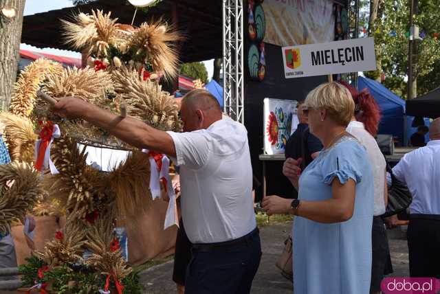 [WIDEO, FOTO] Mieszkańcy gminy Żarów dziękują za plony. Uroczysty korowód rozpoczął dożynki gminne w Imbramowicach
