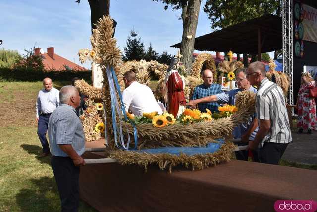 [WIDEO, FOTO] Mieszkańcy gminy Żarów dziękują za plony. Uroczysty korowód rozpoczął dożynki gminne w Imbramowicach