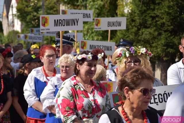 [WIDEO, FOTO] Mieszkańcy gminy Żarów dziękują za plony. Uroczysty korowód rozpoczął dożynki gminne w Imbramowicach
