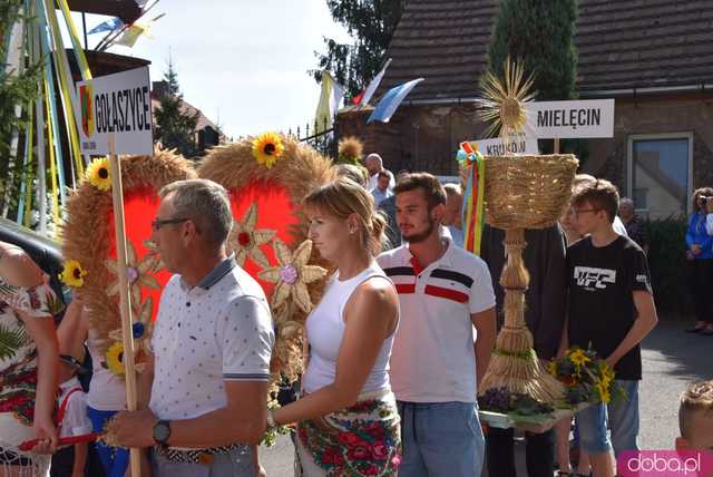 [WIDEO, FOTO] Mieszkańcy gminy Żarów dziękują za plony. Uroczysty korowód rozpoczął dożynki gminne w Imbramowicach