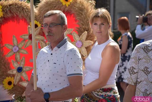 [WIDEO, FOTO] Mieszkańcy gminy Żarów dziękują za plony. Uroczysty korowód rozpoczął dożynki gminne w Imbramowicach