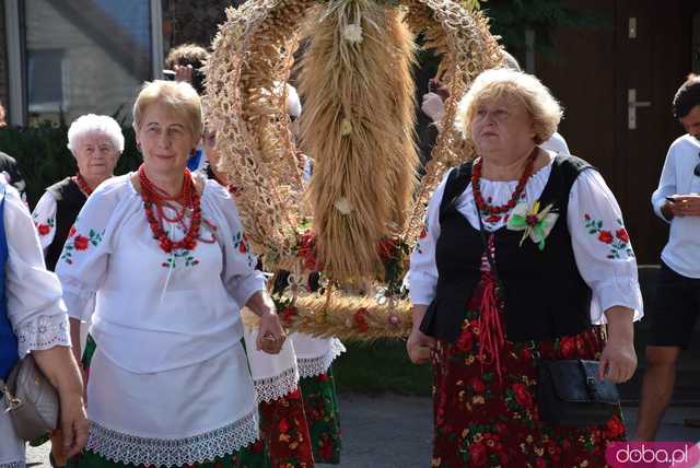 [WIDEO, FOTO] Mieszkańcy gminy Żarów dziękują za plony. Uroczysty korowód rozpoczął dożynki gminne w Imbramowicach
