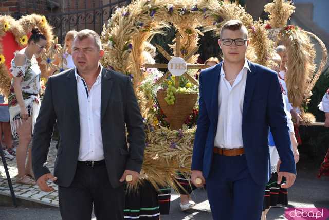 [WIDEO, FOTO] Mieszkańcy gminy Żarów dziękują za plony. Uroczysty korowód rozpoczął dożynki gminne w Imbramowicach