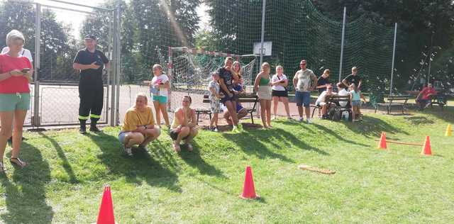 [FOTO] Mieszkańcy Pastuchowa upiększyli teren przy przystanku. Za nami rodzinne igrzyska sportowe i piknik rodzinny