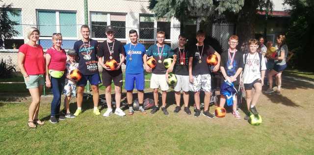 [FOTO] Mieszkańcy Pastuchowa upiększyli teren przy przystanku. Za nami rodzinne igrzyska sportowe i piknik rodzinny