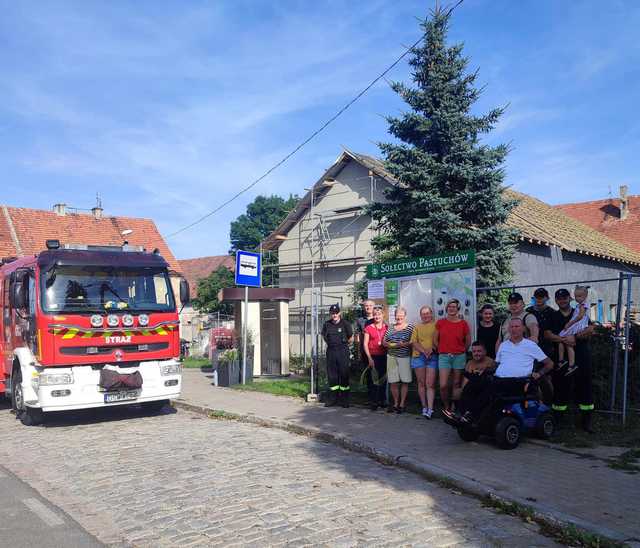 [FOTO] Mieszkańcy Pastuchowa upiększyli teren przy przystanku. Za nami rodzinne igrzyska sportowe i piknik rodzinny