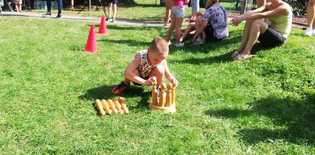 [FOTO] Mieszkańcy Pastuchowa upiększyli teren przy przystanku. Za nami rodzinne igrzyska sportowe i piknik rodzinny