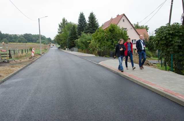 [FOTO] Trwają inwestycje drogowe w naszym powiecie. Dokonano odbioru drogi powiatowej w Borowie