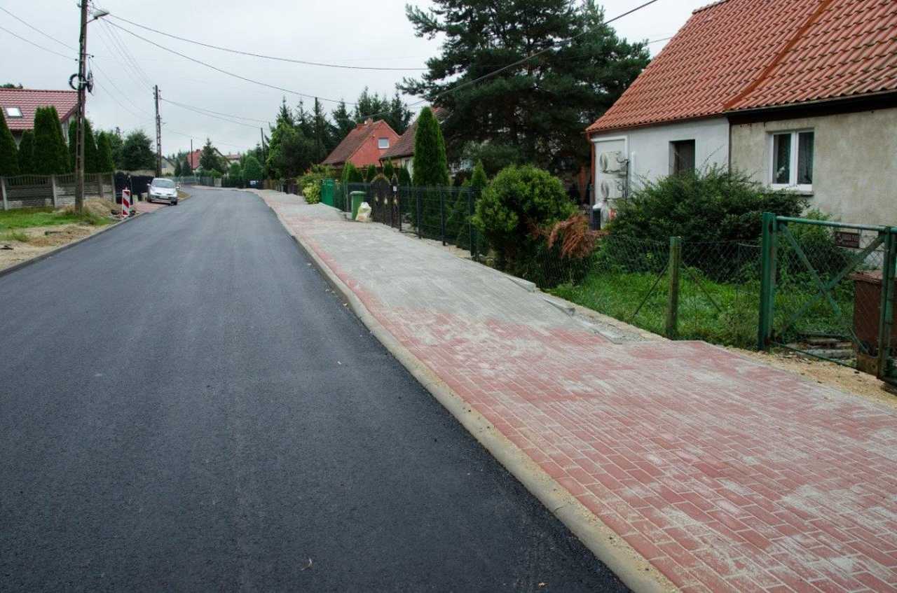 [FOTO] Trwają inwestycje drogowe w naszym powiecie. Dokonano odbioru drogi powiatowej w Borowie