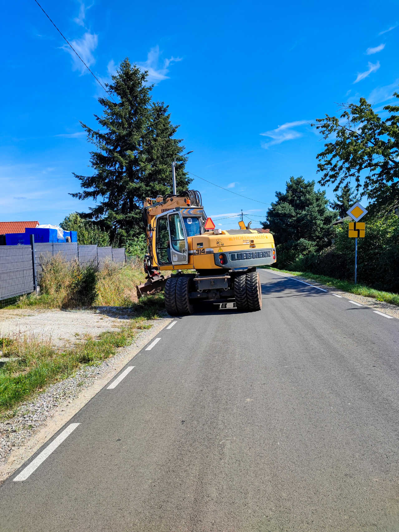 Rusza pierwszy etap budowy chodnika w kierunku cmentarza w Śmiałowicach [FOTO]