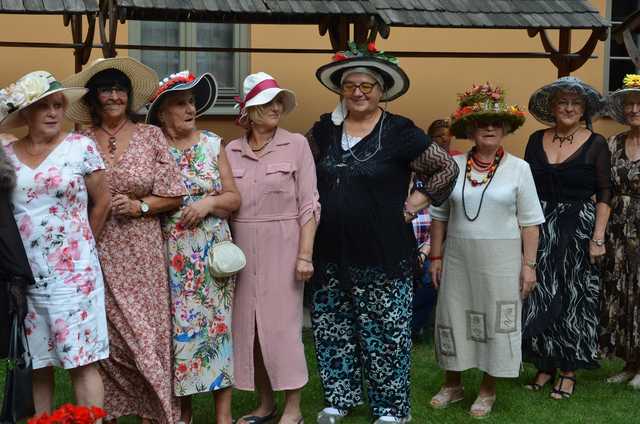 [WIDEO, FOTO] Gustowne nakrycia głowy, swojskie jedzenie i świetna zabawa. Za nami Dzień Kapelusza w Strzegomiu