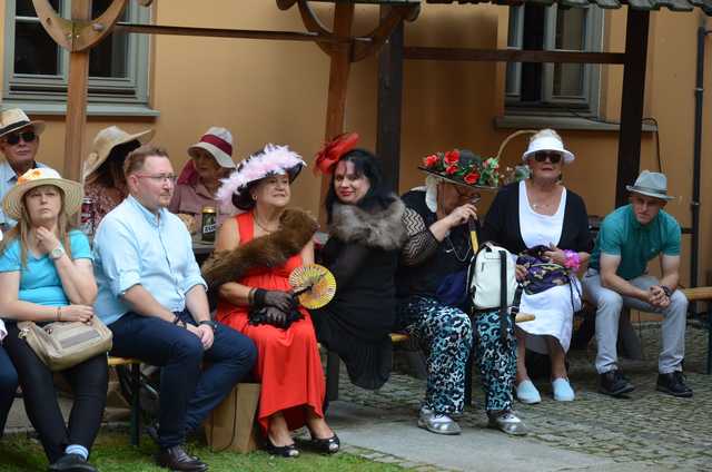 [WIDEO, FOTO] Gustowne nakrycia głowy, swojskie jedzenie i świetna zabawa. Za nami Dzień Kapelusza w Strzegomiu