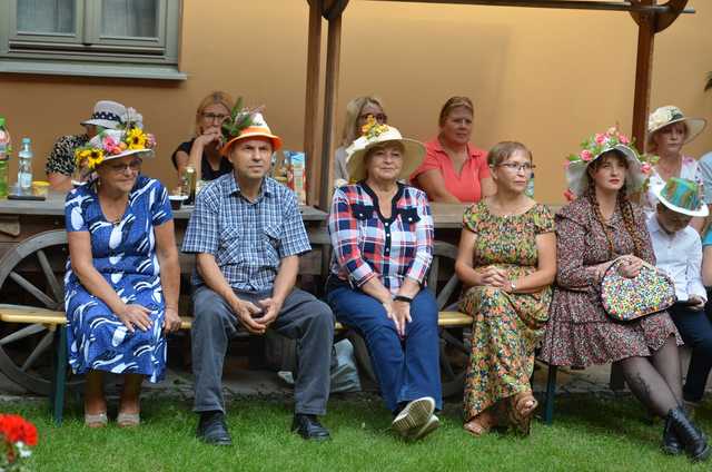 [WIDEO, FOTO] Gustowne nakrycia głowy, swojskie jedzenie i świetna zabawa. Za nami Dzień Kapelusza w Strzegomiu