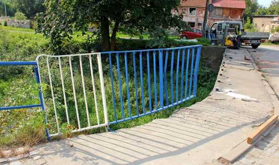 Nowe bariery mostowe w Dzierzkowie [FOTO]