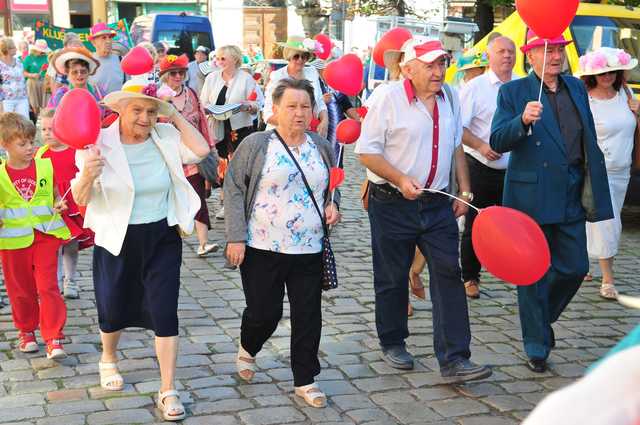 [FOTO] Seniorzy opanowali centrum miasta! Defilada Uśmiechu okrążyła świdnicki rynek
