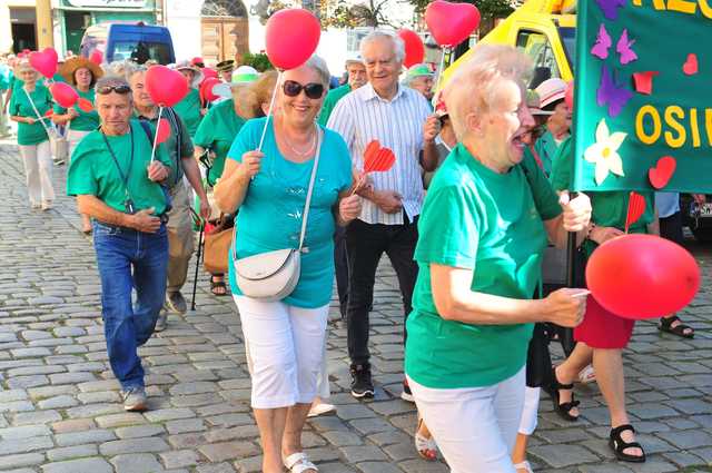 [FOTO] Seniorzy opanowali centrum miasta! Defilada Uśmiechu okrążyła świdnicki rynek